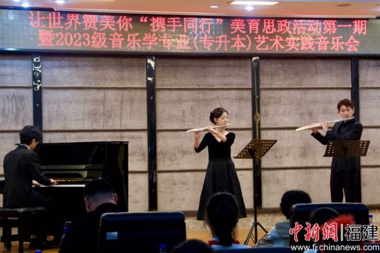 图为大学生现场表演。福大365足球 供图 图为大学生现场表演。福大365足球 供图